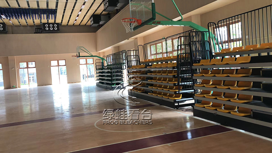 廣州斐特思公學(xué)籃球館看臺座椅